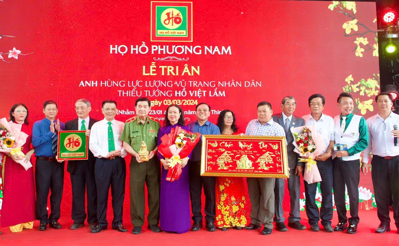 A group of people posing for a photo

AI-generated content may be incorrect.