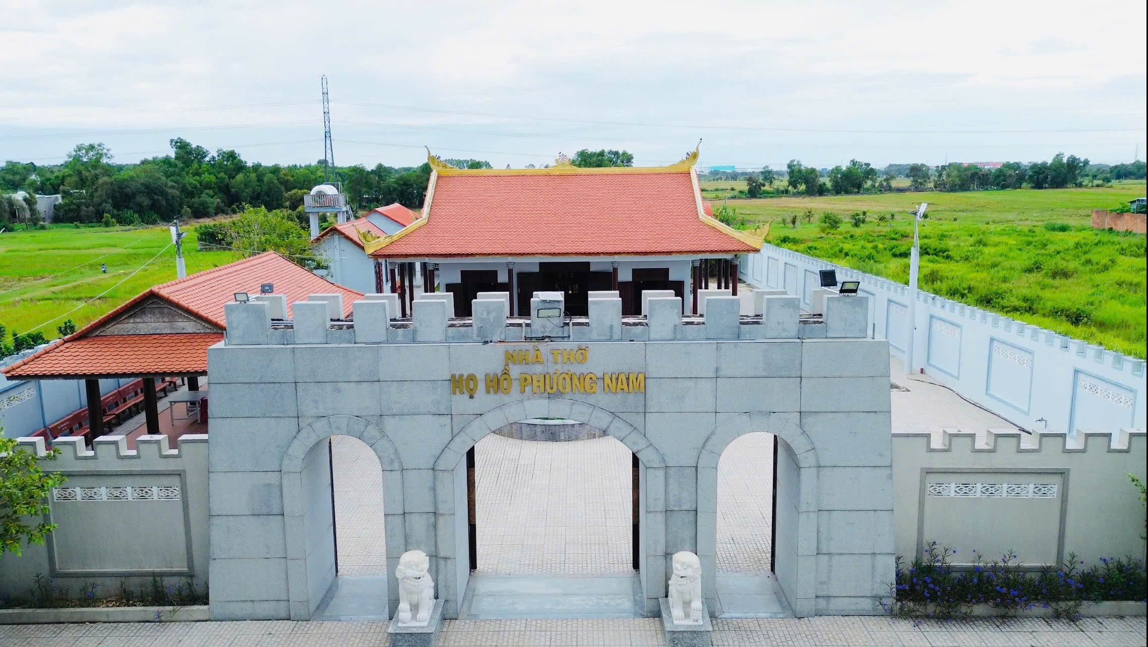 A stone archway with a red roof

AI-generated content may be incorrect.